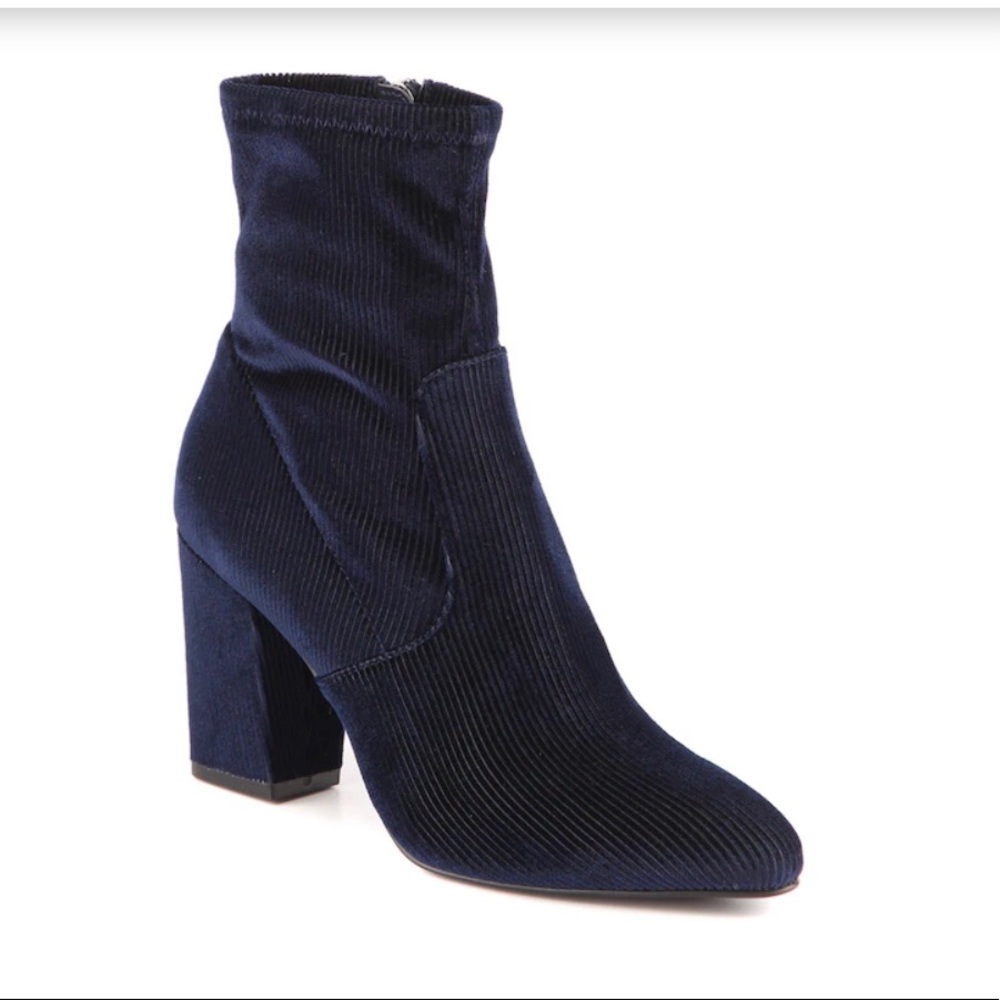 New in box Steve Madden Elory boot in navy velvet